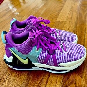 Nike Basketball Shoes. Women’s size 7.5. Lebron Witness 7 Fuschia Dream